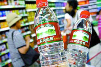 农夫山泉连遭质疑 评论:食品安全理当锱铢必较