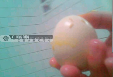 南宁沃尔玛面包房员工自曝:发臭长虫鸡蛋制作糕点