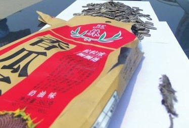 嗑正林瓜子嗑出死老鼠 厂家欲赔偿千元了事