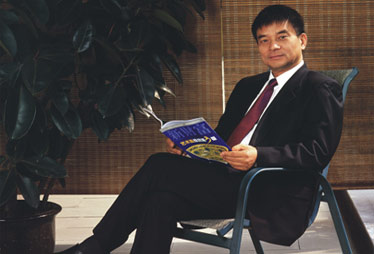 刘永好辞去新希望董事长 民营企业走入十字路口