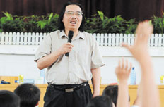 “中国雷”客串乡村教师 他笑称上课挺紧张