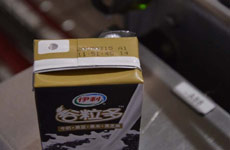 刚完成喷码和贴吸管后的成品谷粒多