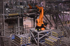 机械手将推车中的牛奶箱搬运至储存库