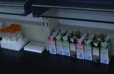 刚做过测试的各牛奶样品