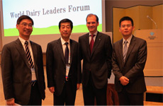 伊利执行总裁张剑秋与利乐高层互换意见