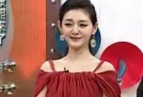 大S带班"康熙"雷人服饰多 缺点暴露似村姑