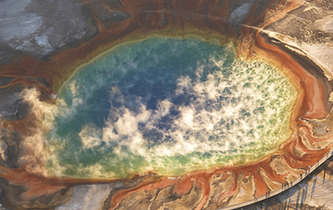 美男子航拍黄石公园间歇喷泉变色景象