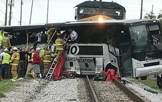 美国一列火车与大巴相撞造成至少4人死亡