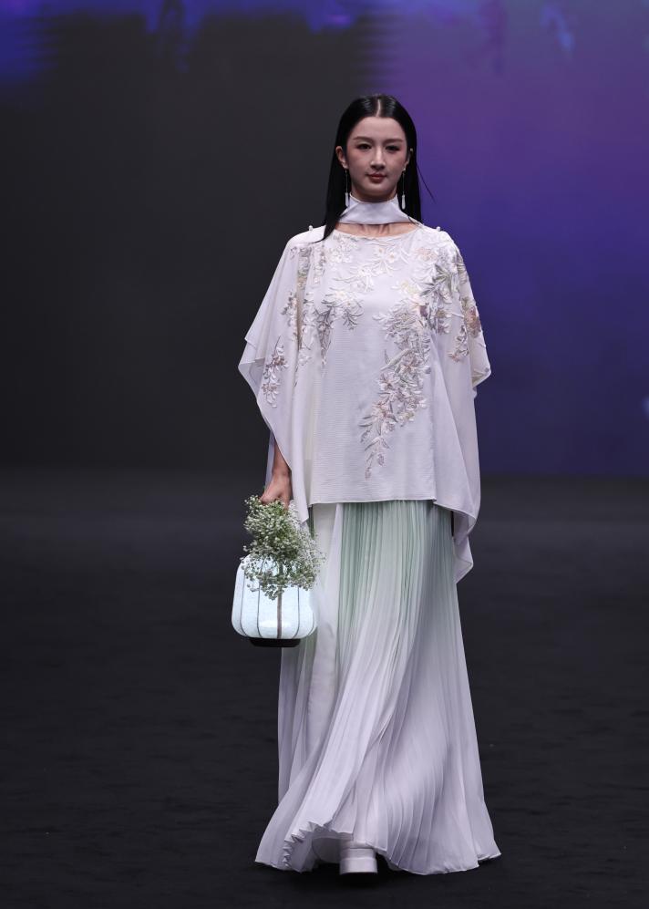 人文经济激活消费新动能丨从街头风景到千亿级市场“新中式”服装扮靓“新消费”