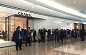 香奈儿降价后门店前排起长队 其他品牌暂未跟进