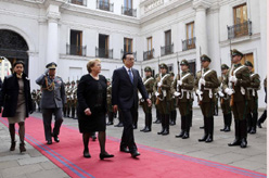 李克强出席智利总统巴切莱特举行的欢迎仪式
