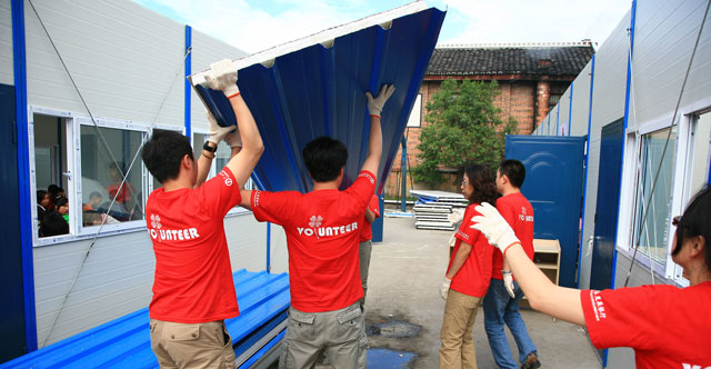 2008年9月，广发希望慈善基金的志愿者来到地震灾区四川省广元市。图为志愿者搭建抗震教室。