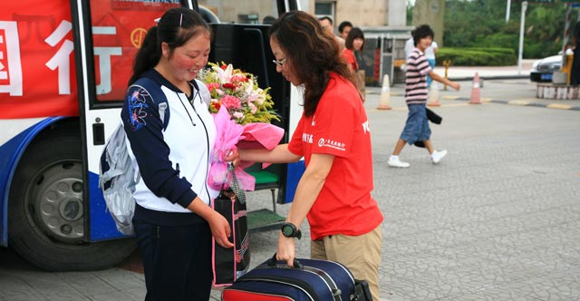 2008年9月，广发希望慈善基金的志愿者来到地震灾区四川省广元市。图为志愿者送孩子上大学