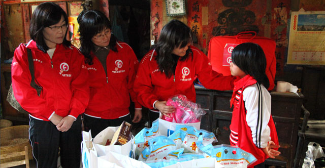 2009年12月，广发希望慈善基金的志愿者来到了广西德保县。图为志愿者探访贫困家庭。