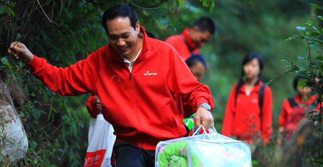 2010年10月，广发志愿者们来到云南楚雄彝族自治州永仁县。图为广发银行信用卡中心林德明总经理亲自带队为贫困孩子送棉被。