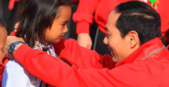 2010年10月，广发志愿者们来到云南楚雄彝族自治州永仁县。图为广发银行信用卡中心林德明总经理与受助孩子现场交流。