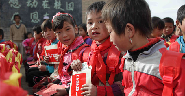 2011年10月，广发志愿者们亲赴宁夏回族自治区同心县和海原县。图为贫困儿童领到助学金。