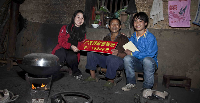 2012年10月，广发志愿者们来到贵州独山县和平塘县。图为志愿者探访贫困学生的家。