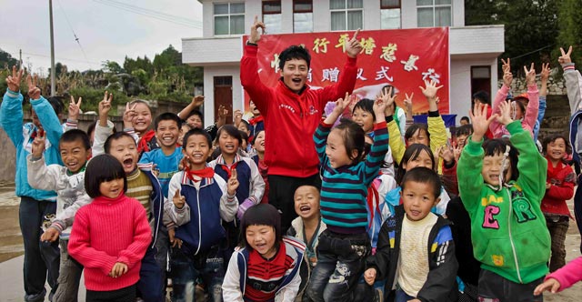 2012年10月，广发志愿者们来到贵州独山县和平塘县。图为捐赠仪式现场。
