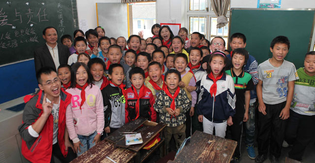 2013年10月，广发志愿者们前往湖南省隆回县和城步县。图为志愿者来到当地希望小学。