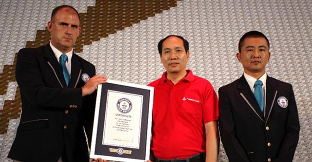 吉尼斯认证官向广发银行颁布吉尼斯世界纪录证书