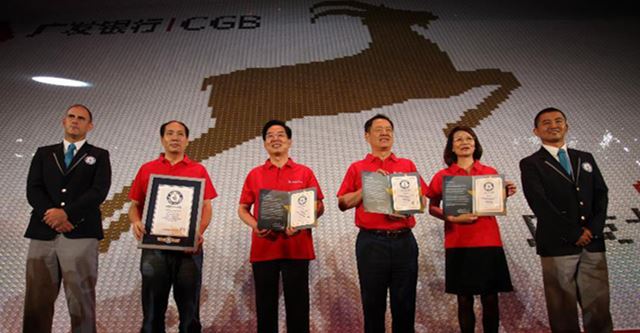 广发银行董建岳董事长（左三）、利明献行长（右三）、王桂芝副行长（右二）、信用卡中心总经理林德明（左二）上台接受吉尼斯世界纪录证书