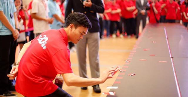 广发员工聚精会神挑战&ldquo;一分钟抛接信用卡最多&rdquo;吉尼斯世界纪录