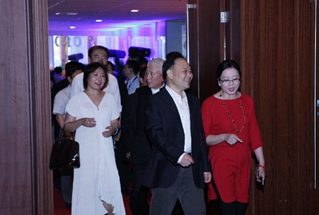 李书福和夏华进场