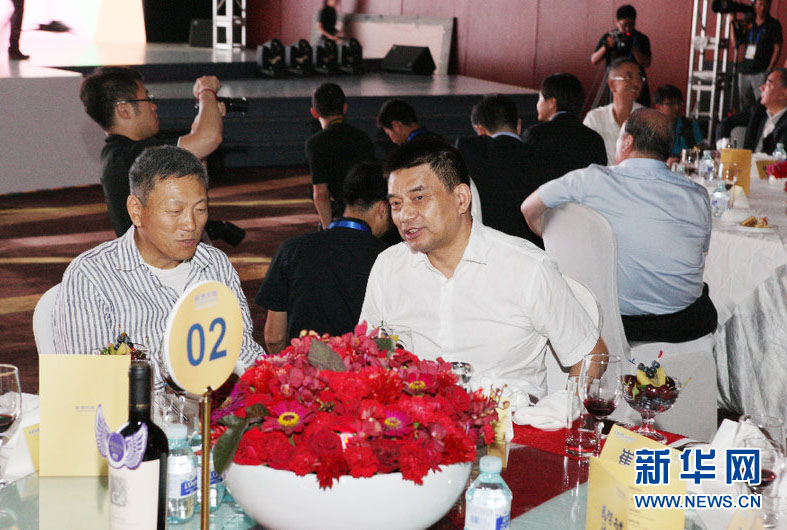 刘永好与朋友交流