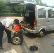 潍坊：帮人换轮胎
