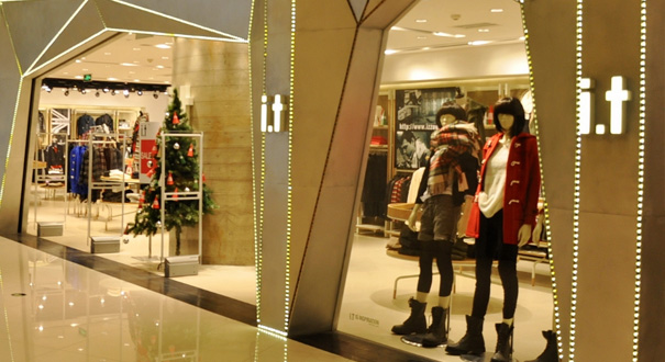 亏损3100万港元 I.T高频折扣损失毛利