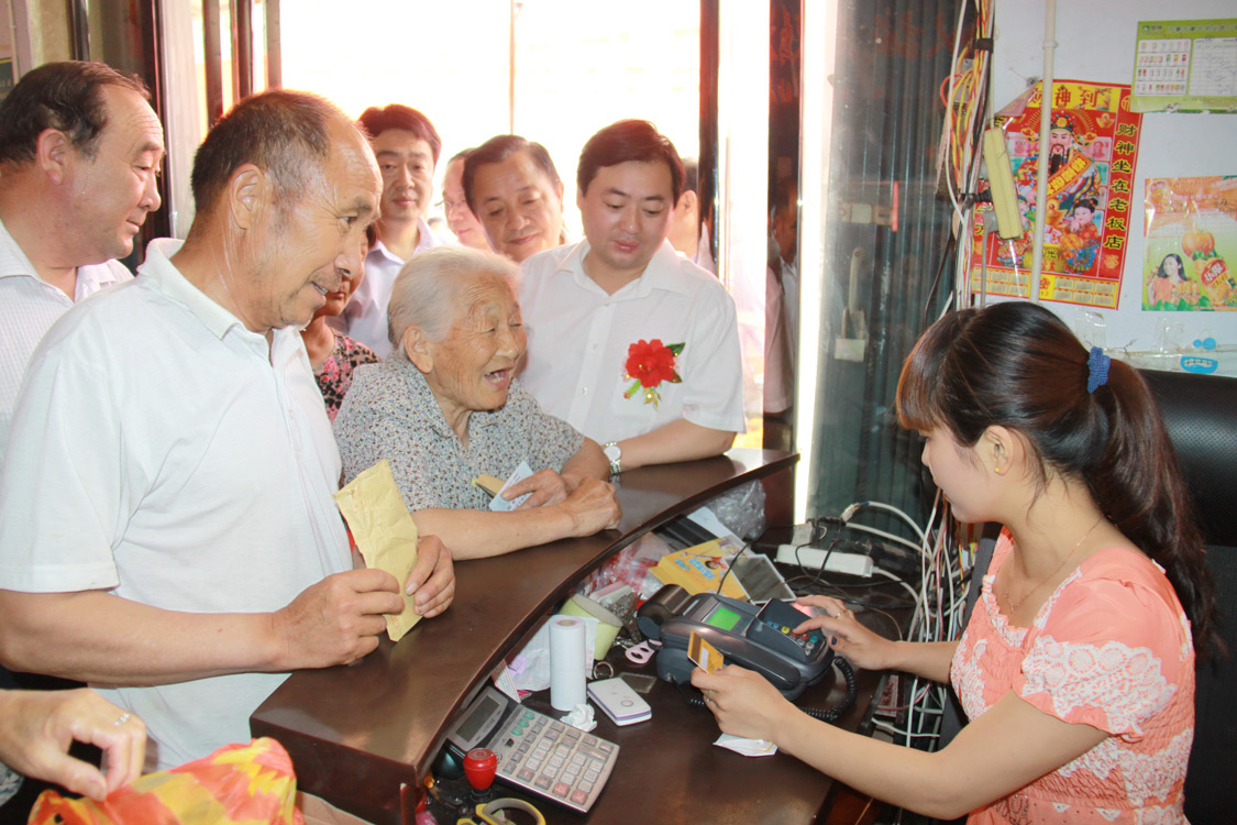 《&ldquo;绿色通道&rdquo;》 祁洪洲/摄