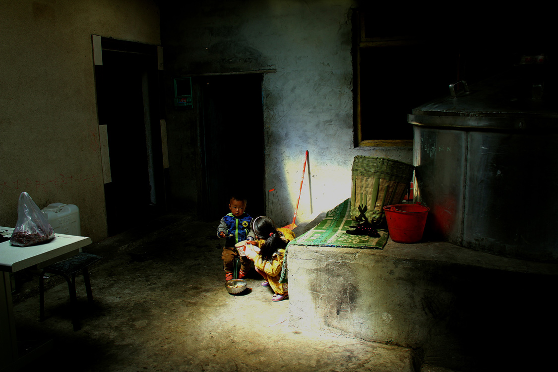 《留守儿童》 林嘉岷/摄