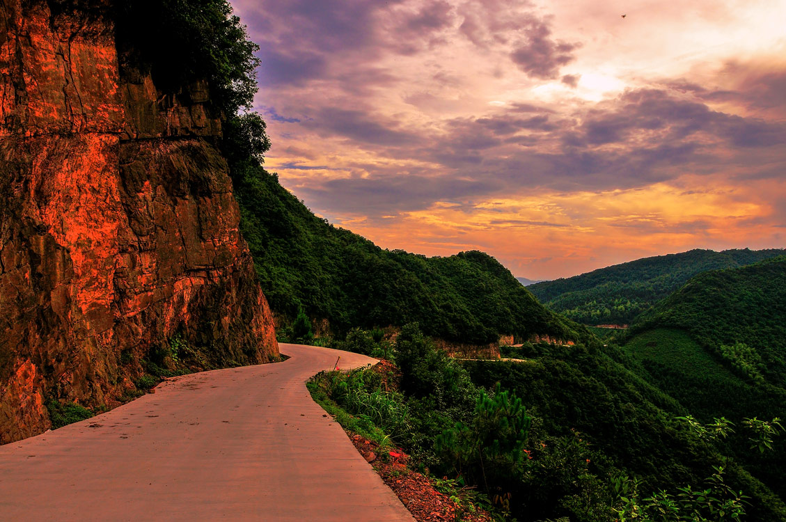 《修路扶贫》 唐明登/摄