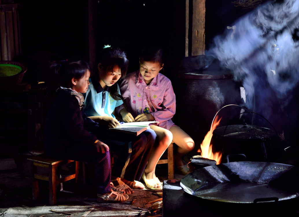 《贫寒孩子爱学习》 黄勇士/摄