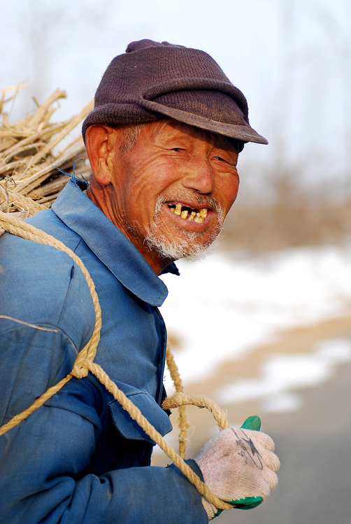 《拾材归来》 马斌/摄