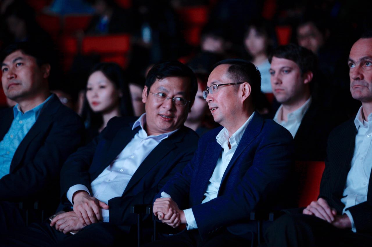 张勇与嘉宾交谈