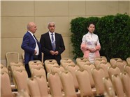 工作人员正在准备