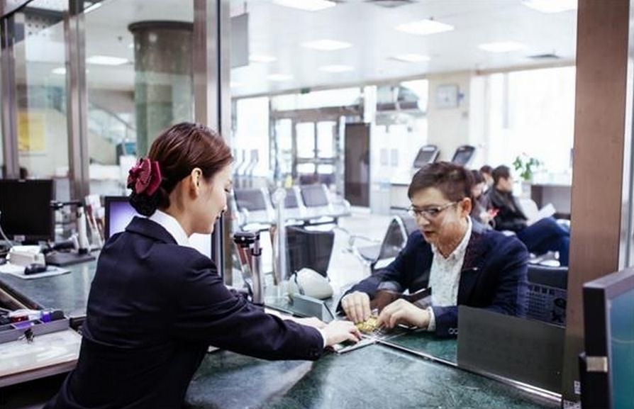 银行网店服务“新国标”遭“旧执行” 排长队现象仍存在