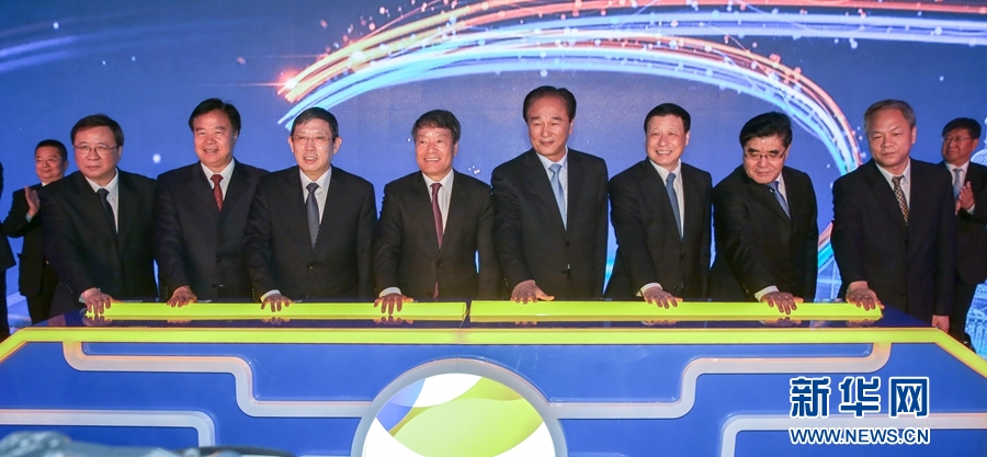 11月26日，国家发改委主任徐绍史、新华社社长蔡名照、上海市市长杨雄等嘉宾共同启动上海石油天然气交易中心。