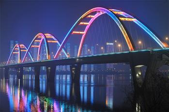 彩燈扮靚夜湘江