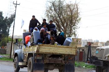 大批平民从摩苏尔交战区撤离