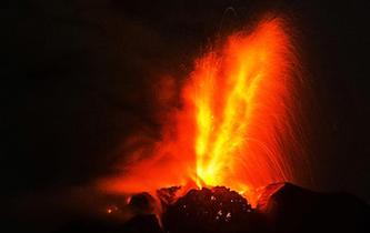 印尼錫納朋火山噴發