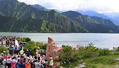 新疆：天山天池享美景