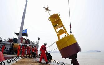 上海：深水港裏布航標