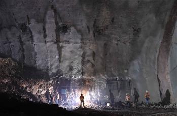 探訪長城下的在建高鐵站