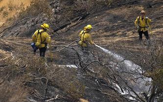 山火來勢兇猛 洛杉磯宣布進入緊急狀態