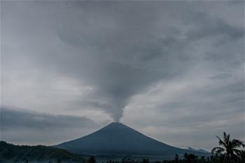 巴厘岛火山持续喷发