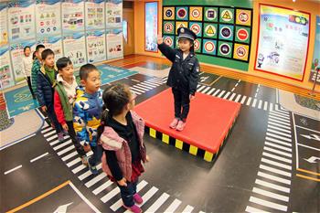 玩趣味遊戲 學交通安全