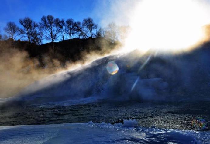 甘肅肅南冬日冰瀑璀璨 成冰雪&ldquo;童話鎮&rdquo;